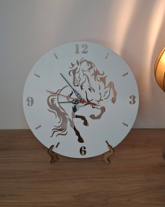 Drveni sat - sa Motivom Konja - Unikatni Poklon za Ljubitelje Konja