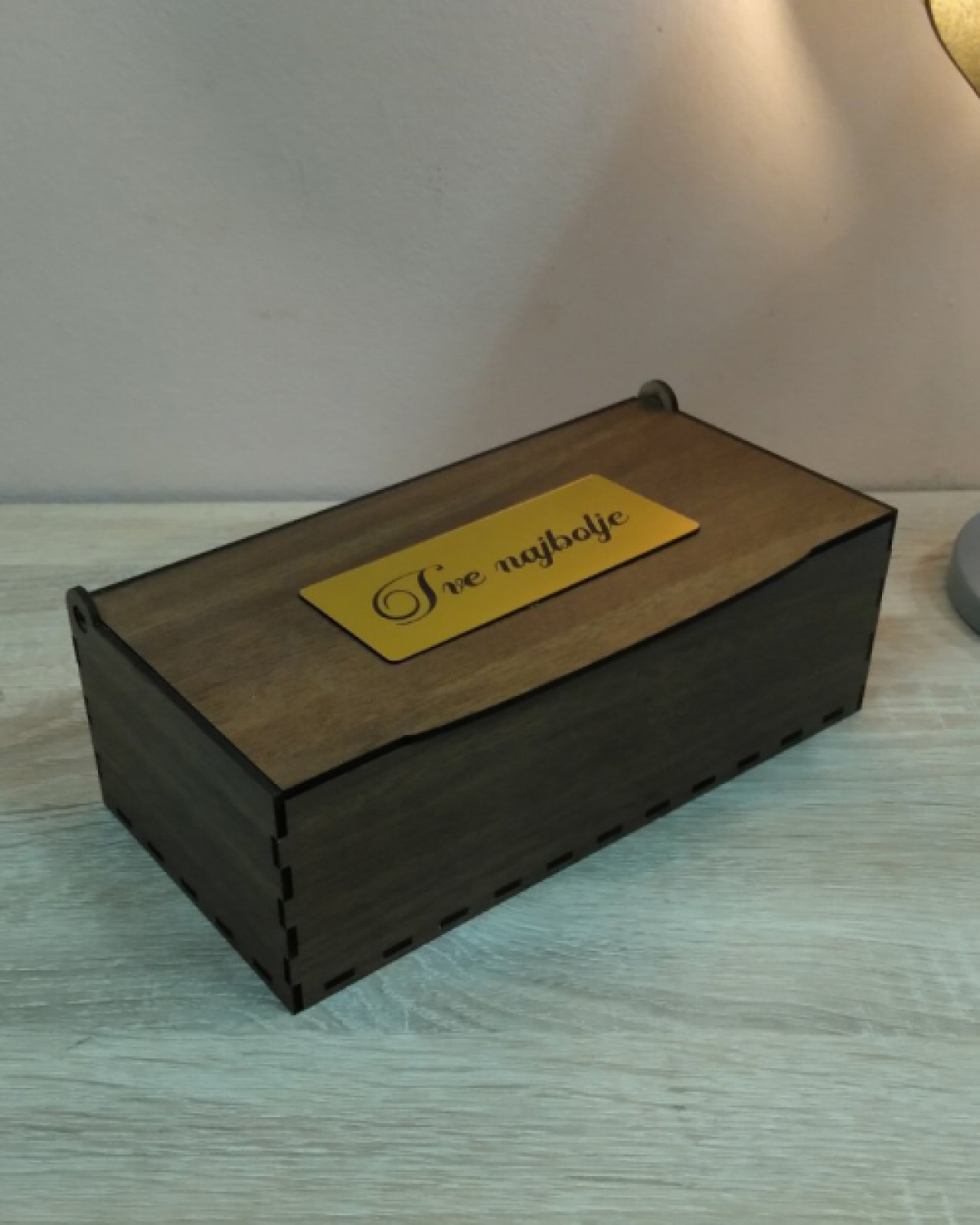 Drvena Kutija „Jelena“ – Personalizovan Poklon Koji Čuva Najlepše Trenutke