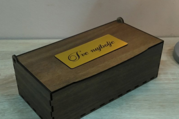 Drvena Kutija „Jelena“ – Personalizovan Poklon Koji Čuva Najlepše Trenutke